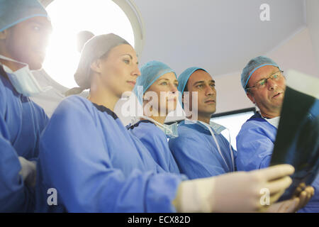 Surgeons looking at x-ray au cours de l'intervention en salle d'opération Banque D'Images