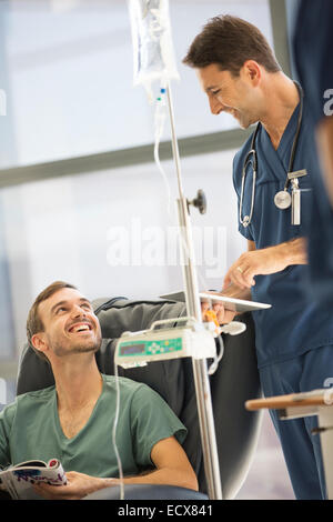 Doctor attending patient recevant une perfusion intraveineuse à l'hôpital Banque D'Images