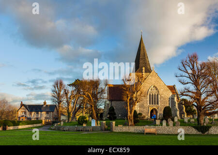 Coucher du soleil d'hiver à St Andrew's Church à Alfriston, East Sussex, Angleterre. Banque D'Images