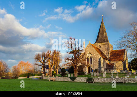 Coucher du soleil d'hiver à St Andrew's Church à Alfriston, East Sussex, Angleterre. Banque D'Images