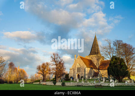 Coucher du soleil d'hiver à St Andrew's Church à Alfriston, East Sussex, Angleterre. Banque D'Images