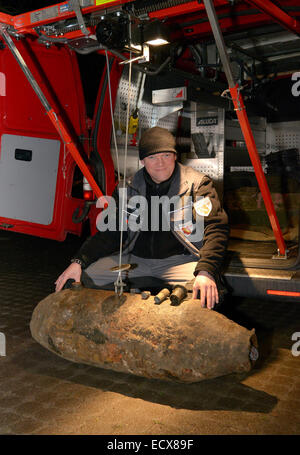 Potsdam, Allemagne. Dec 18, 2014. Mike Schwitzke expert démolition pose à côté d'une bombe désamorcée blockbuster 250 kg à partir de la DEUXIÈME GUERRE MONDIALE à la gare principale de Potsdam, Allemagne, 18 décembre 2014. La bombe non explosée a été découvert au cours de travaux de construction. Photo : Bernd Gartenschlaeger/MAZ/dpa/Alamy Live News Banque D'Images