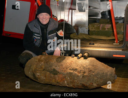 Potsdam, Allemagne. Dec 18, 2014. Mike Schwitzke expert démolition pose à côté d'une bombe désamorcée blockbuster 250 kg à partir de la DEUXIÈME GUERRE MONDIALE à la gare principale de Potsdam, Allemagne, 18 décembre 2014. La bombe non explosée a été découvert au cours de travaux de construction. Photo : Bernd Gartenschlaeger/MAZ/dpa/Alamy Live News Banque D'Images