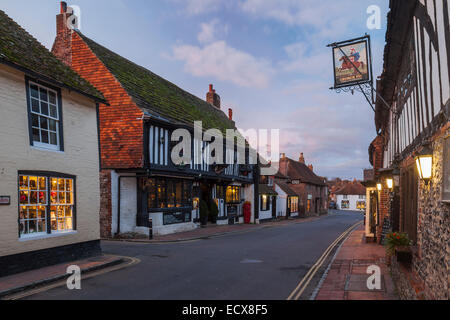 Soirée sur la rue en Alfriston, East Sussex, Angleterre. Banque D'Images