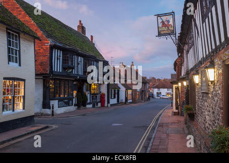Soirée sur la rue en Alfriston, East Sussex, Angleterre. Banque D'Images