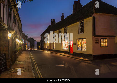 Soirée sur la rue en Alfriston, East Sussex, Angleterre. Banque D'Images