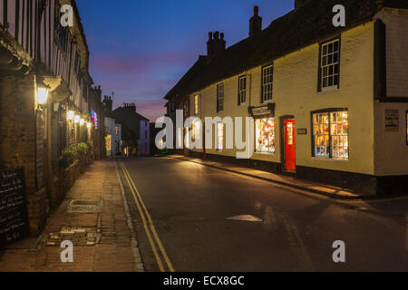 Soirée sur la rue en Alfriston, East Sussex, Angleterre. Banque D'Images