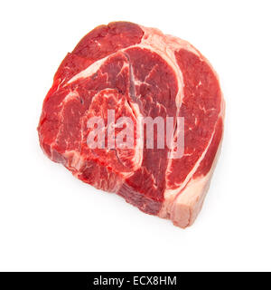 Organiques non cuit de la viande de bœuf shin isolated on a white background studio. Banque D'Images