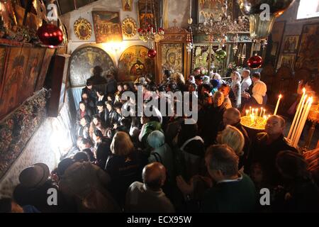 Bethléem, en Cisjordanie. Dec 21, 2014. Les fidèles chrétiens attendent leur tour pour entrer dans la "Grotte", où Jésus Christ est né, au cours de la dernière messe du dimanche avant Noël à l'église de la nativité, dans la ville cisjordanienne de Bethléem, 21 décembre 2014. Les pèlerins chrétiens se préparaient à se rassembler dans la naissance de Jésus Christ en Cisjordanie pour célébrer Noël. (Xinhua/Luay Sababa) Credit : Xinhua/Alamy Live News Banque D'Images