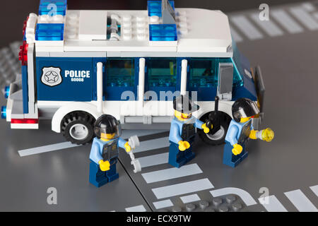 Tambov, Fédération de Russie - le 26 août 2014 : fourgon de police Lego avec trois policiers de la route. Banque D'Images