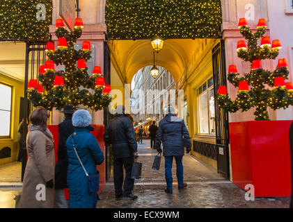 Paris, France, couples Seniors Noël Shopping, en dehors des rues animées scènes, nuit, marcher dans les magasins du centre commercial, quartier de Paris Banque D'Images