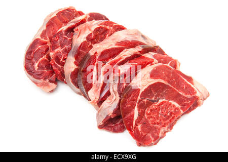 Organiques non cuit de la viande de bœuf shin isolated on a white background studio. Banque D'Images