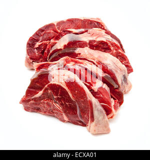 Organiques non cuit de la viande de bœuf shin isolated on a white background studio. Banque D'Images