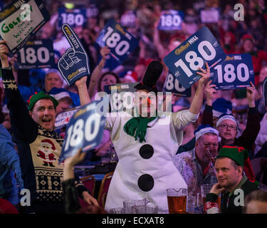 Londres, Royaume-Uni. Dec 21, 2014. William Hill PDC World Darts Championship. Fans de fléchettes au William Hill 2015 Championnat du monde de fléchettes. Credit : Action Plus Sport/Alamy Live News Banque D'Images