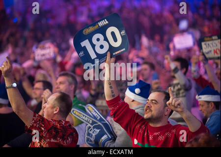 Londres, Royaume-Uni. Dec 21, 2014. William Hill PDC World Darts Championship. Fans de fléchettes au William Hill 2015 Championnat du monde de fléchettes. Credit : Action Plus Sport/Alamy Live News Banque D'Images