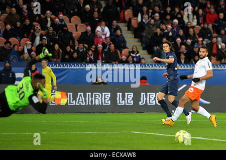 Paris, France. 18Th Oct, 2014. Ligue 1 française de football. Paris St Germain contre Montpellier. Edinson Cavani (PSG) voit son tir passé le deuxième poteau patins : Action Crédit Plus Sport/Alamy Live News Banque D'Images