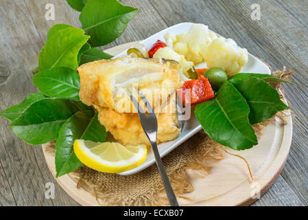 Morceau de cabillaud frits sur salade de chou Banque D'Images