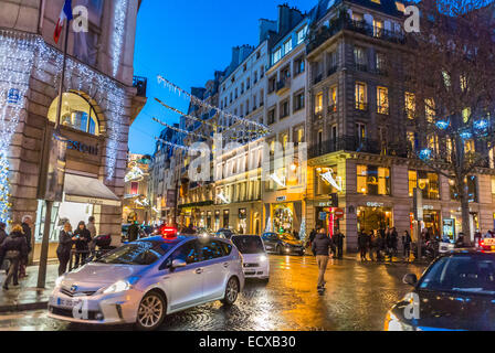 Paris, rue, foule, hiver, lumières de Noël, exposé extérieur nuit, vitrine de luxe, boutiques, (rue Faubourg Saint Honoré) immeubles de la ville, voitures, centre paris conduite Banque D'Images