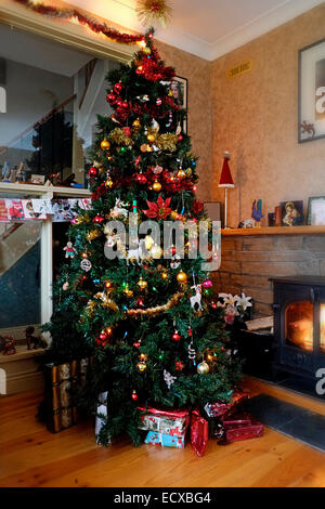 Un Noël saisonnier dans une maison irlandaise typique en décembre Banque D'Images