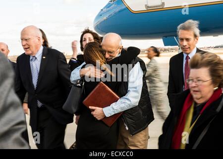 Entrepreneur de l'USAID Alan Gross, emprisonné à Cuba pour cinq ans, est accueilli après un vol de retour de Cuba après sa libération le 17 décembre 2014 à la base aérienne d'Andrews dans le Maryland. Banque D'Images