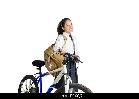 1 Indian School girl Cycle équitation étudiant Banque D'Images