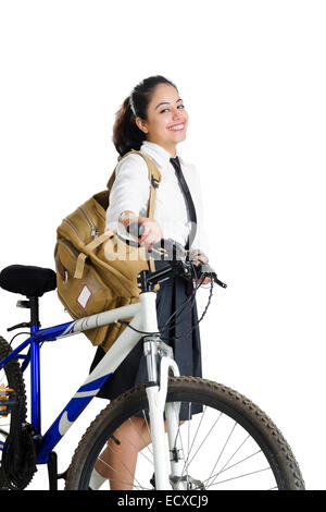 1 Indian School girl Cycle équitation étudiant Banque D'Images