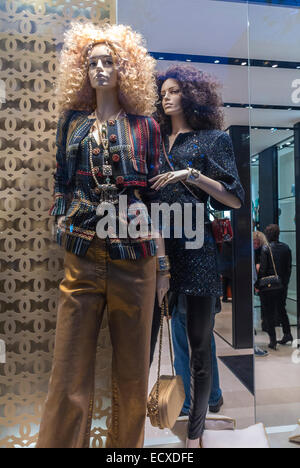 Paris, France, l'étiquette de vêtements de créateurs de mode Mannequins Shopping, vêtements sur l'affichage en vitrine, CHANEL haute couture de luxe intérieur, magasin de vêtements Banque D'Images