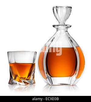 Carafe et verre de whisky isolé sur fond blanc Banque D'Images