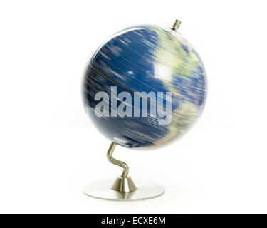 Globe du monde spinning isolé sur fond blanc Banque D'Images