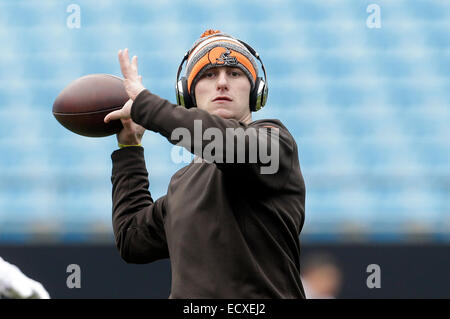 Charlotte, NC, USA. Dec 21, 2014. Le quart-arrière des Cleveland Browns Johnny Manziel # 2 s'échauffe avant un match de la NFL contre les Panthers au stade Bank of America le 21 décembre 2014, à Charlotte, NC. Margaret Bowles/CSM/Alamy Live News Banque D'Images