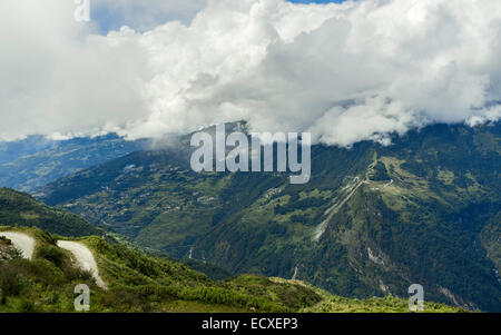 Vue sur les sommets des montagnes et vallées profondes enveloppé dans les nuages près de la ville de Dirang, dans l'ouest de l'Arunachal Pradesh, Inde. Banque D'Images