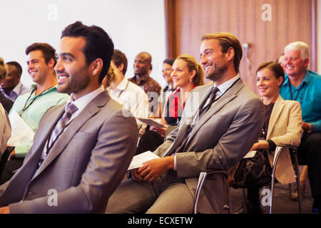 Participation à une réunion d'affaires dans la salle de conférence Banque D'Images