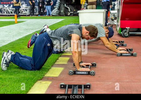 Houston, Texas, USA. Dec 21, 2014. Les joueurs participant à la texane au cours de l'échauffement arborant la saison régulière de la NFL match de football entre les Ravens de Baltimore et le Houston Texans à NRG Stadium à Houston, TX. Credit : csm/Alamy Live News Banque D'Images