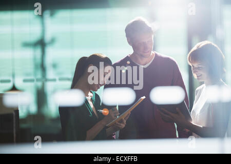 Les gens d'affaires travailler tard dans office Banque D'Images