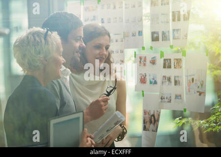 Les gens d'affaires travailler ensemble dans office Banque D'Images