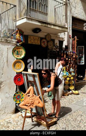 Des soleils et des poteries dans les boutiques touristiques et Trinacria poteries siciliennes Érice, Erice, Sicile Banque D'Images