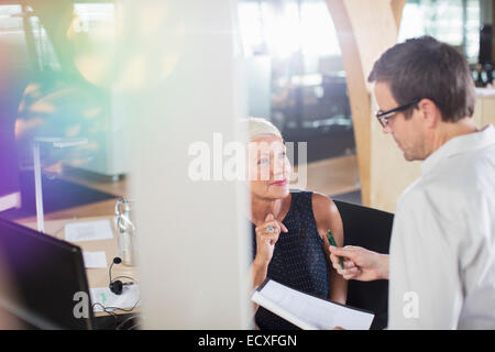 Les gens d'affaires travailler ensemble dans office Banque D'Images