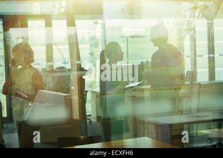 Silhouette of business people talking in office Banque D'Images