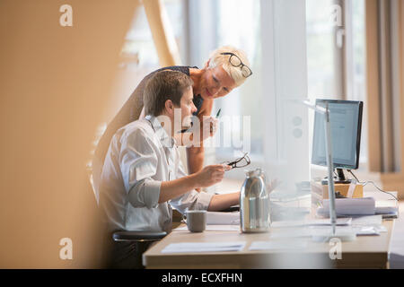 Business people talking at office desk Banque D'Images