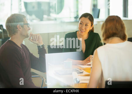 Business people talking in office meeting Banque D'Images