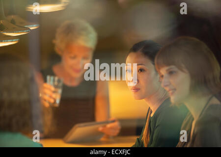 Businesswomen talking in office meeting Banque D'Images