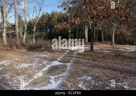 Un trottoir par Dana, 40 communes de la porte du chemin Quabbin, Réservoir, Petersham, Massachusetts. Banque D'Images