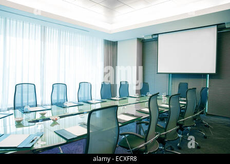 La salle de conférence vide avec table en verre moderne Banque D'Images