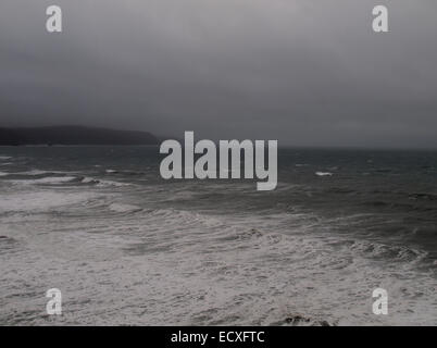 Gray et misty journée d'hiver sur la mer, Widemouth Bay, Cornwall, UK Banque D'Images