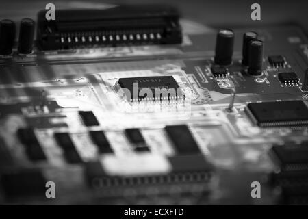 Le noir et blanc platine électronique avec une unité centrale de traitement Banque D'Images