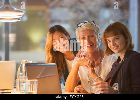 Businesswomen smiling in office Banque D'Images