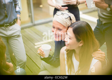 Businesswomen smiling in courtyard Banque D'Images