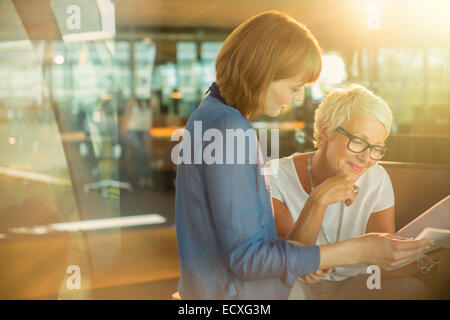 Businesswomen working together in office Banque D'Images