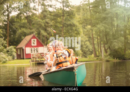 Père et fils de pêche dans le lac de canotage Banque D'Images