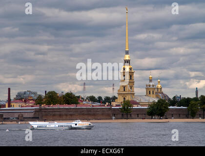 Un fast ferry passe devant Peter's fort. Banque D'Images